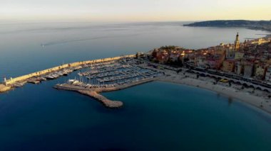 Fransız Rivierası, Fransa 'daki eski Menton kasabası. Gün batımında Menton Provence Cote d Azur üzerinde İHA hava görüntüsü