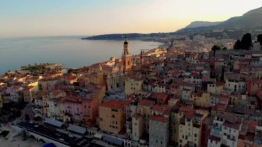 Fransız Rivierası, Fransa 'daki eski Menton kasabası. Gün batımında Menton Provence Cote d Azur üzerinde İHA hava görüntüsü