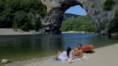 Ardeche 'deki Ardeche departmanındaki Pont dArc' ın ünlü doğal köprüsünü ziyaret eden çift. Avrupa Rhone Alpleri. 