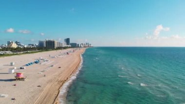 Miami South Beach Florida 'da. Renkli sandalyeli ve şemsiyeli plaj. Miami Florida