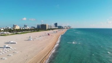 Miami South Beach Florida 'da. Renkli sandalyeli ve şemsiyeli plaj