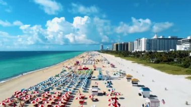Miami South Beach Florida 'da. Renkli sandalyeli ve şemsiyeli plaj. Miami Florida