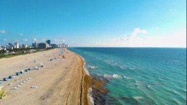 Miami South Beach Florida 'da insansız hava aracı görüntüsü. Renkli sandalyeli ve şemsiyeli plaj. 