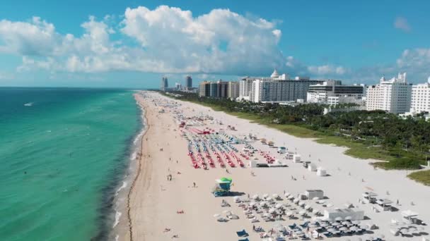 Майами Саут Бич Флорида Пляж Красочными Стульями Зонтами — стоковое видео