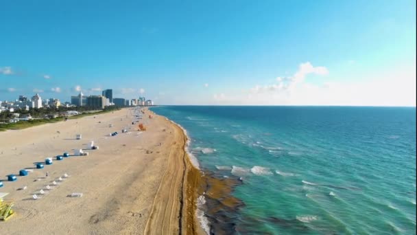 Widok Lotu Ptaka Miami South Beach Florida Plaża Kolorowymi Krzesłami — Wideo stockowe