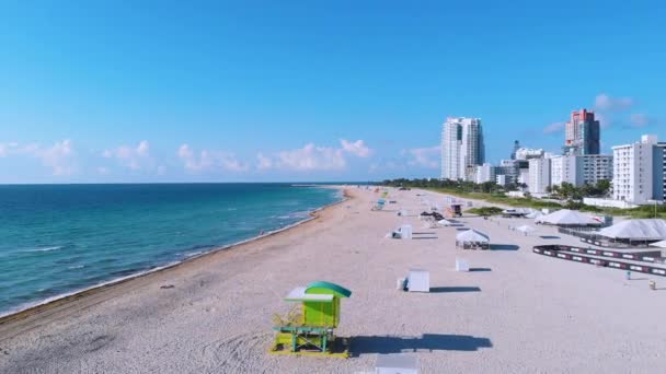 マイアミ サウスビーチ フロリダでのドローン エアビュー カラフルな椅子と傘のビーチ — ストック動画