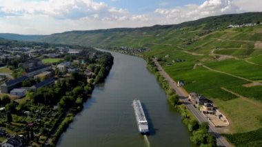 Almanya 'daki Mosel nehri üzerinden iç nakliye teknesi gaz nakliyesi. 