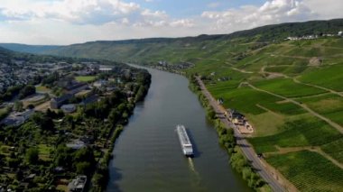 Berkastel dağlarında aydınlık bir yaz günü, Almanya 'daki Mosel nehri üzerinden iç kesimlere tekne gazı nakliyesi. Nehirde gaz tankeri var.