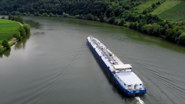 ドイツのモーゼル川を渡る内陸輸送船のガス輸送 — ストック動画