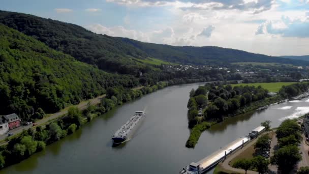 德国莫斯尔河上的内陆航运船 在一个阳光灿烂的夏日里 在伯克斯特尔山区运送天然气 在河上的油轮 — 图库视频影像