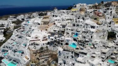 Oia köyü Santorini, gün batımında Yunanistan 'ın Santorini Adası' nda beyazlatılmış evleri ve yüzme havuzlarıyla Avrupa,