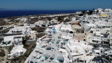 Oia köyü Santorini, gün batımında Yunanistan 'ın Santorini Adası' nda beyazlatılmış evleri ve yüzme havuzlarıyla Avrupa,