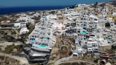Oia köyü Santorini, gün batımında Yunanistan 'ın Santorini Adası' nda beyazlatılmış evleri ve yüzme havuzlarıyla Avrupa,