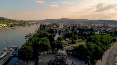 Almanya 'nın Koblenz kentinde Mosel Nehri' nin Ren Nehri 'ne katıldığı Koblenz kentinde Alman Eck veya Alman Köşesi.. 