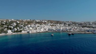 Mikonos Yunanistan, Mikonos 'un güzel manzarası gökyüzünden beyazlatılmış Yunanistan köyünde İHA ile. 