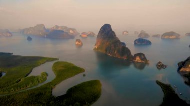 Sametnangshe 'nin panorama manzarası, Phangnga körfezindeki dağların manzarası, Miranda Denizi' ndeki mangrov ormanı, akşam alacakaranlığı gökyüzü, Tayland, Phangnga 'da seyahat yeri.. 