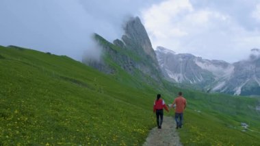 İtalyan Dolomitleri 'nde yürüyüş yapan çift, Seceda Tepesi' nde. Trentino Alto Adige, Dolomites Alps, Güney Tyrol, İtalya, Avrupa. Odle dağ sırası, Val Gardena. Görkemli Furchetta.
