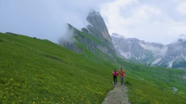 İtalyan Dolomitleri 'nde yürüyüş yapan çift, Seceda Tepesi' nde. Trentino Alto Adige, Dolomitler Alpler, Güney Tyrol, İtalya, Avrupa