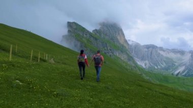 İtalyan Dolomitleri 'nde yürüyüş yapan çift, Seceda Tepesi' nde. Trentino Alto Adige, Dolomitler İtalya Alpleri
