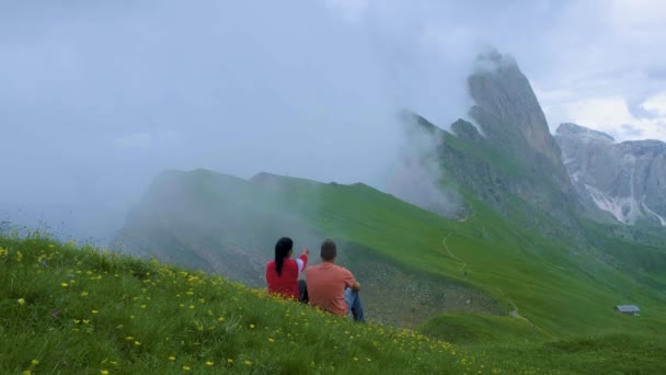 Pareja Vacaciones Senderismo Los Dolomitas Italianos Seceda Pico Trentino Alto — Vídeo de stock
