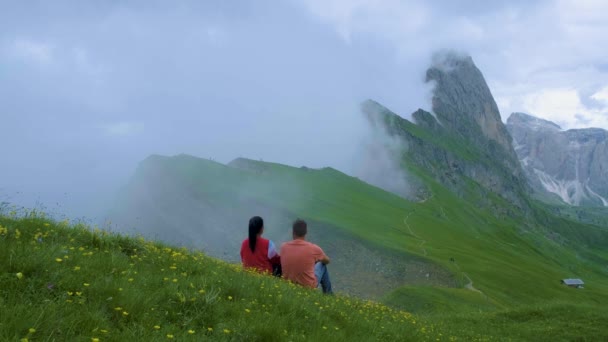 Paar Urlaub Beim Wandern Den Italienischen Dolomiten Seceda Gipfel Trentino — Stockvideo