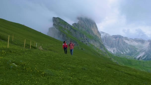 在意大利多洛美斯度假远足的夫妇 Seceda峰 Trentino Alto Adige Dolomites Alps意大利 — 图库视频影像