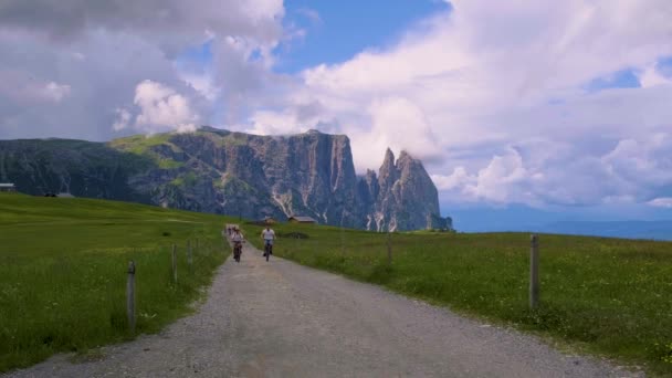 Paar Männer Und Frauen Auf Dem Fahrrad Den Dolomiten Italien — Stockvideo