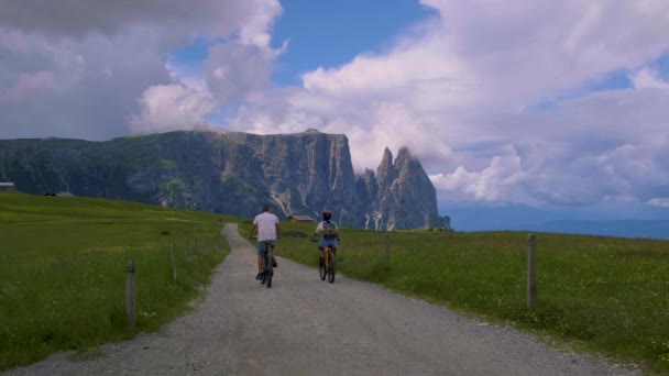 Casal Homens Mulheres Uma Bicicleta Nas Dolomitas Itália Alpe Siusi — Vídeo de Stock