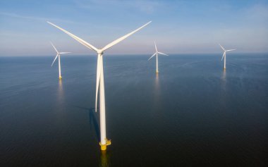 Hollanda 'da yel değirmeni türbinleri olan yel değirmeni parkından insansız hava aracı görüntüsü