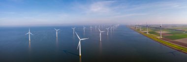 Hollanda 'da günbatımında Flevoland' da yel değirmenleri türbinleri