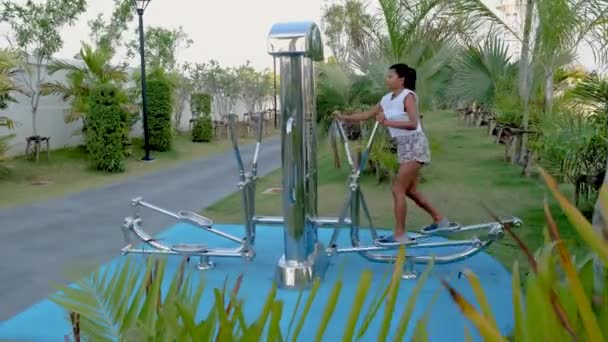 Azjatki Ćwiczą Fitness Parku Publicznym Pattaya Tajlandii Tajski Dojrzałe Kobieta — Wideo stockowe
