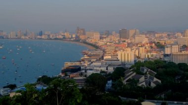 Pattaya gökdelenleri ve okyanusları olan Pattaya Tayland 'dan tepenin silueti. 