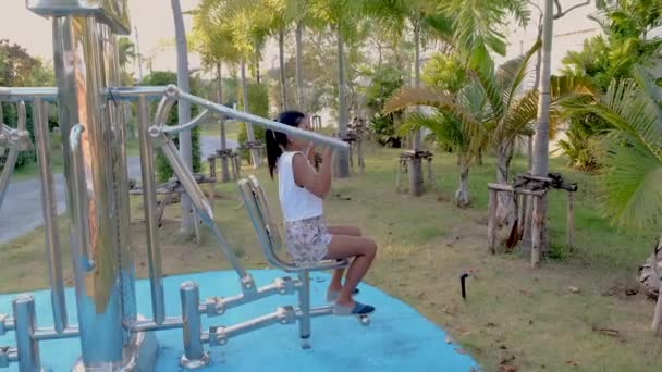 Asiatiska Kvinnor Tränar Fitness Offentlig Park Pattaya Thailand Thai Mogen — Stockvideo
