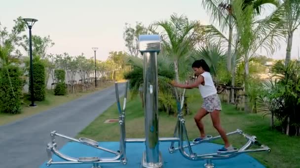 Asiatiska Kvinnor Tränar Fitness Offentlig Park Pattaya Thailand Thai Mogen — Stockvideo