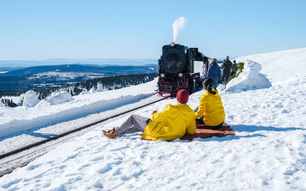Парочка Мужчин Женщин Наблюдающих Паровым Поездом Зимой Снегу Национальном Парке — стоковое фото