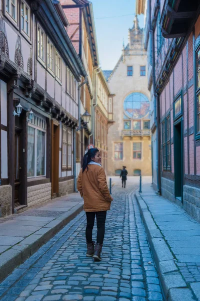 冬季参观Quedlinburg Unesco历史名城 德国哈茨州Quedlinburg历史名城的亚洲妇女 — 图库照片