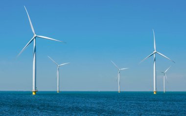 Hollanda 'da yel değirmeni türbinleri olan yel değirmeni parkı rüzgar enerjisi parkının havadan görüntüsü