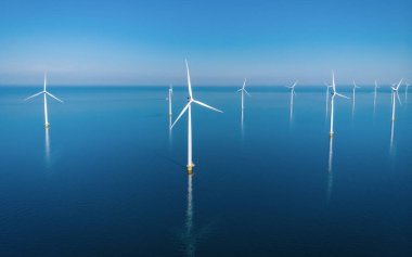 Rüzgar enerjisi parkının Hollanda 'daki yel değirmeni türbinleriyle yukarıdan insansız hava aracı görüntüsü