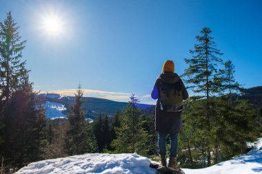 Harz Ulusal Parkı 'nda kışın Brocken Dağı' nda kar altında yürüyüş yapan Asyalı kadınlar..