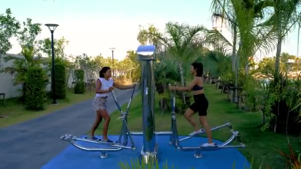 Duas Mulheres Asiáticas Exercitam Parque Público Pattaya Tailândia Tailandês Mulher — Vídeo de Stock