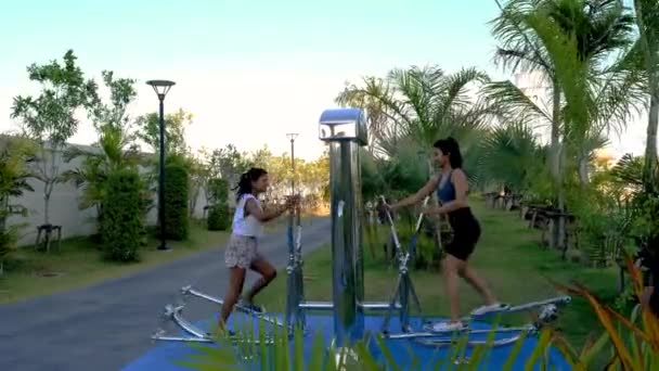 Dvě Asijské Ženy Cvičí Fitness Veřejném Parku Pattaya Thajsku Thajská — Stock video
