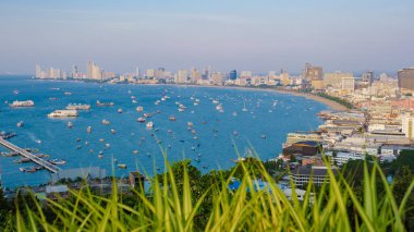 Pattaya ufku tepeden bakınca mavi bir okyanusa sahip Pattaya Tayland. 
