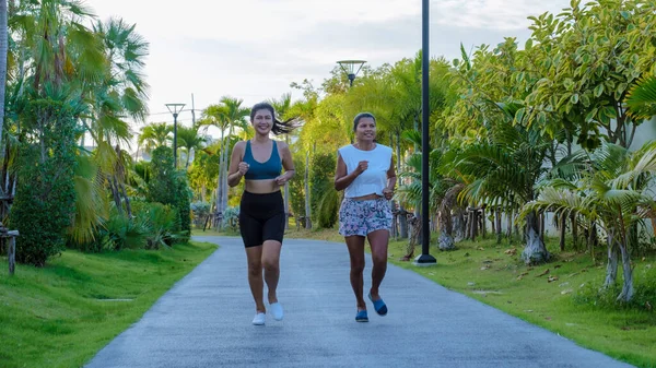Duas Mulheres Asiáticas Exercitam Correndo Parque Público Pattaya Tailândia Amigas — Fotografia de Stock