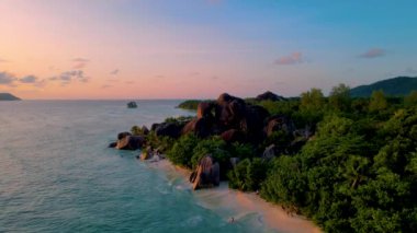 Anse Source DArgent, Seyşeller 'deki en güzel plajdır. Seyşeller 'deki La Digue Adası plajında gün batımı. 