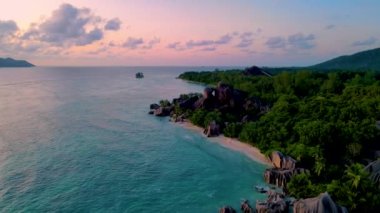 Anse Source DArgent plajında gün batımı Seyşeller 'deki en güzel plajdır. La Digue Adası, Seyşeller. 