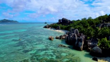 Anse Source DArgent, Seyşeller 'deki en güzel plajdır. La Digue Adası, Seyşeller güneşli bir günde. 