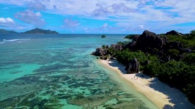 Anse Kaynak DArgent güneşli bir günde Seyşeller 'in en güzel plajı. La Digue Adası, Seyşeller. 