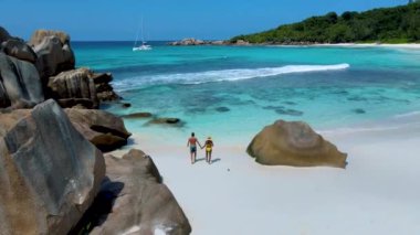 Anse Cocos plajı Seyşeller La Digue Adası, Petite Anse Sahili 'nde beyaz kum ve turkuaz renkli okyanuslarla dolu güzel bir plaj. La Digue Adası, Seyşeller. 