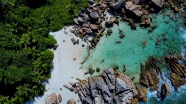 Anse Cocos sahilinde bir çift kadın ve erkek Seyşeller La Digue Adası, Petite Anse Sahili yukarıdan güzel bir kumsal Seyşeller 'de beyaz kumlu ve turkuaz renkli okyanuslu bir dron..