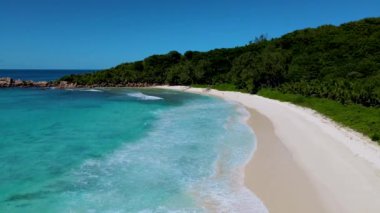 Anse Cocos plajı Seyşeller Adası, Petite Anse Sahili güneşli bir günde Seyşeller 'de beyaz kum ve turkuaz renkli okyanuslarla dolu güzel bir sahil.